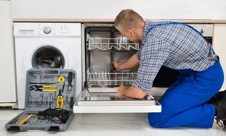 Beydağ Sharp servisi teknisyen ekibi beyaz eşya tamiri yaparken